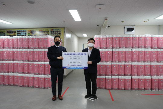 최재훈 대보정보통신 경영부문장(왼쪽)과 정천모 수서명화종합사회복지관장이 후원물품 전달식을 가지고 있다. 대보정보통신 제공